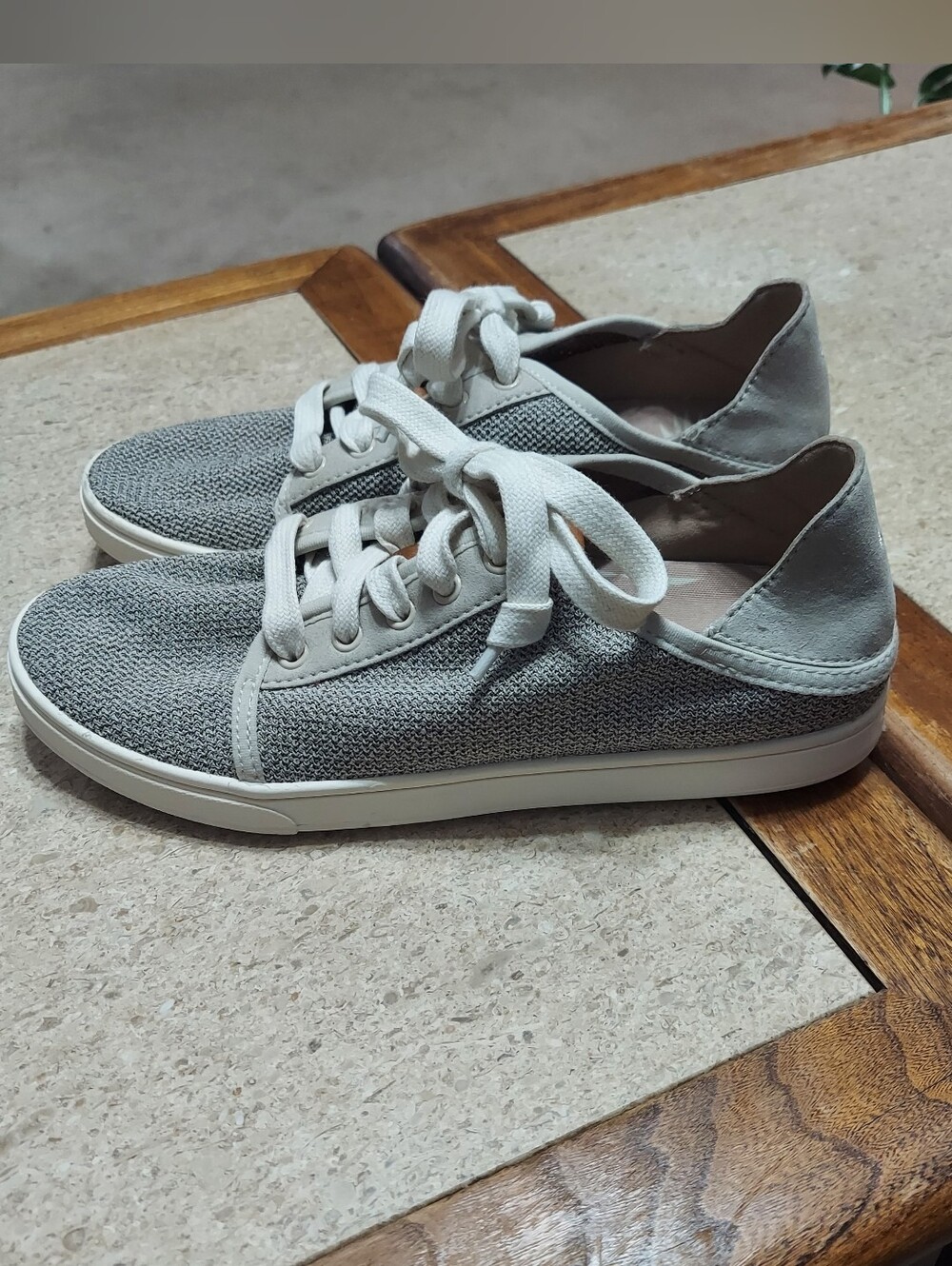 OluKai Pehuea Li Sneakers for Ladies - Tapa Size 7